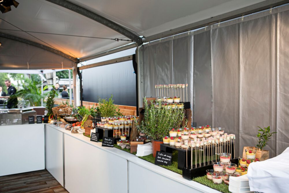 Catering‑Buffet mit kleinen Speisen und Desserts bei einer Workshop‑ oder Tagungsveranstaltung auf Fridas Pier in Stuttgart.