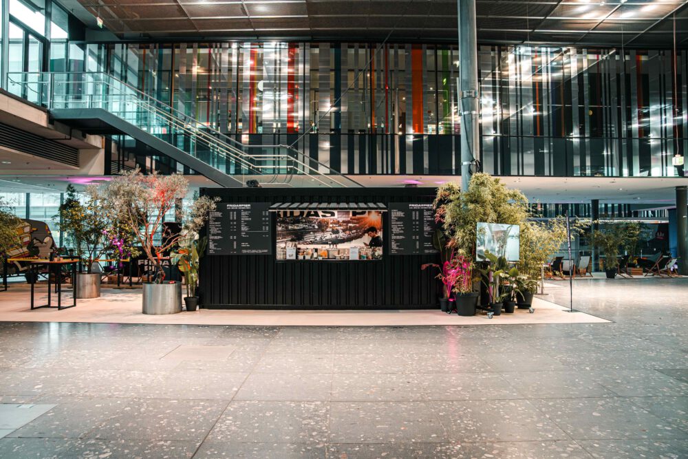 Barcontainer und Strand‑Setup von Frida auf Landgang auf der CMT 2026.