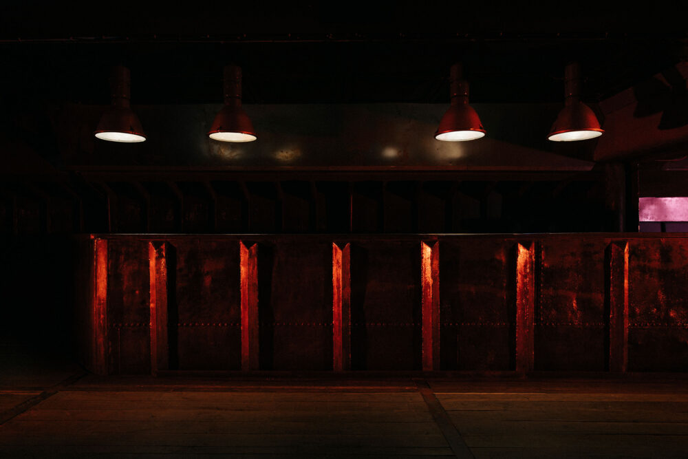 Clubbereich „Unterdeck“ auf Fridas Pier mit Lichtershow und Crowd – ideal für elektronische Musik und Clubnächte in Stuttgart.