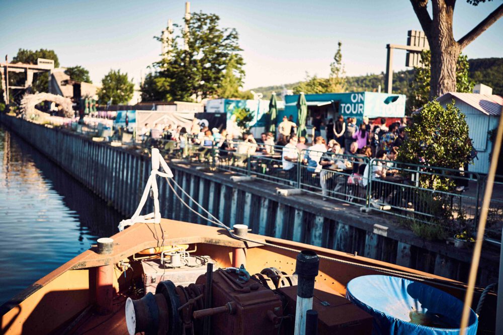 Gäste auf dem Pier von Fridas Pier in Stuttgart während eines Corporate Events bei Abendbeleuchtung.