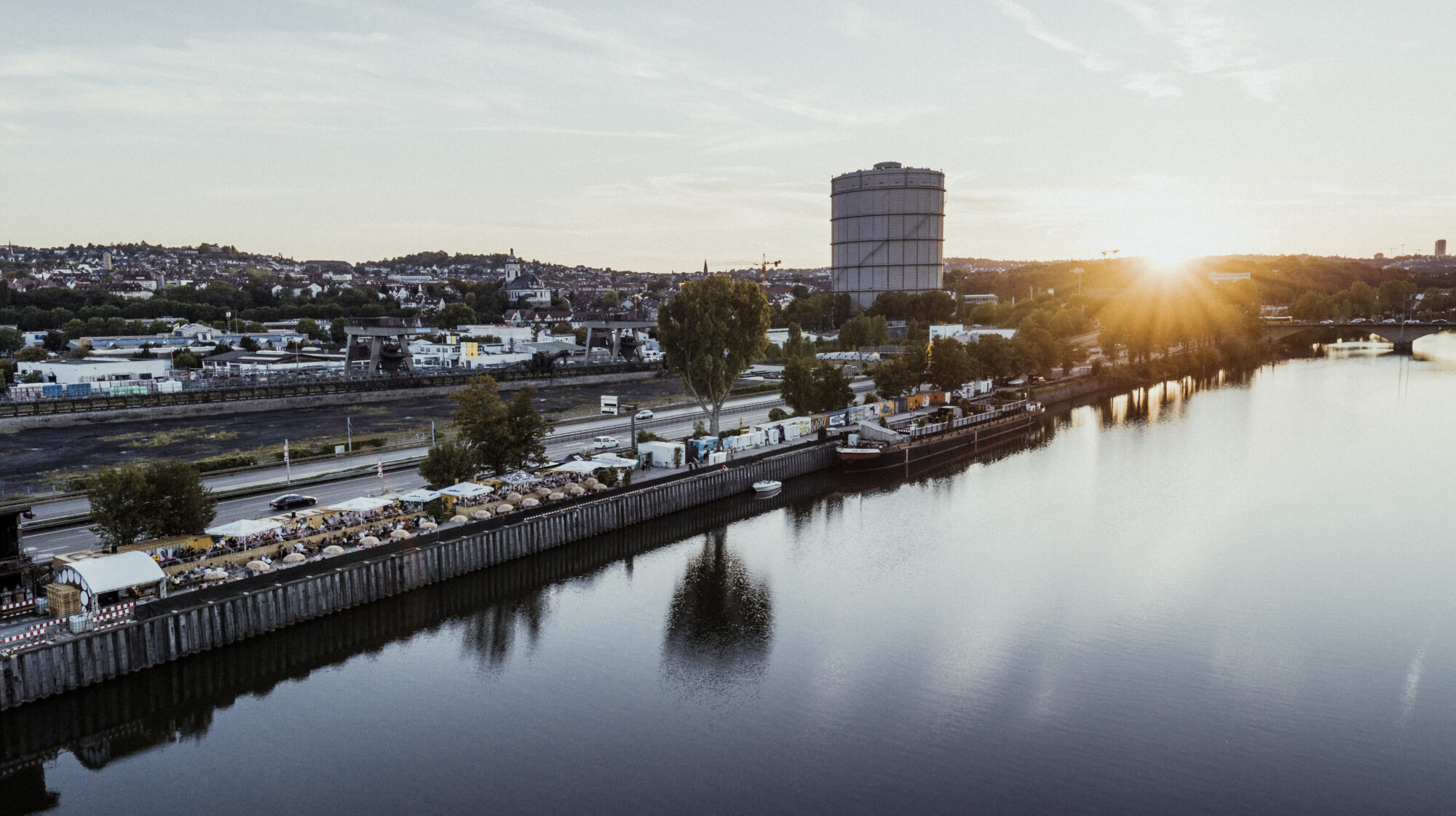 Luftaufnahme von Fridas Pier am Neckar in Stuttgart, mit Blick auf das gesamte Event‑ und Clubschiff und die umliegende Industriearchitektur.