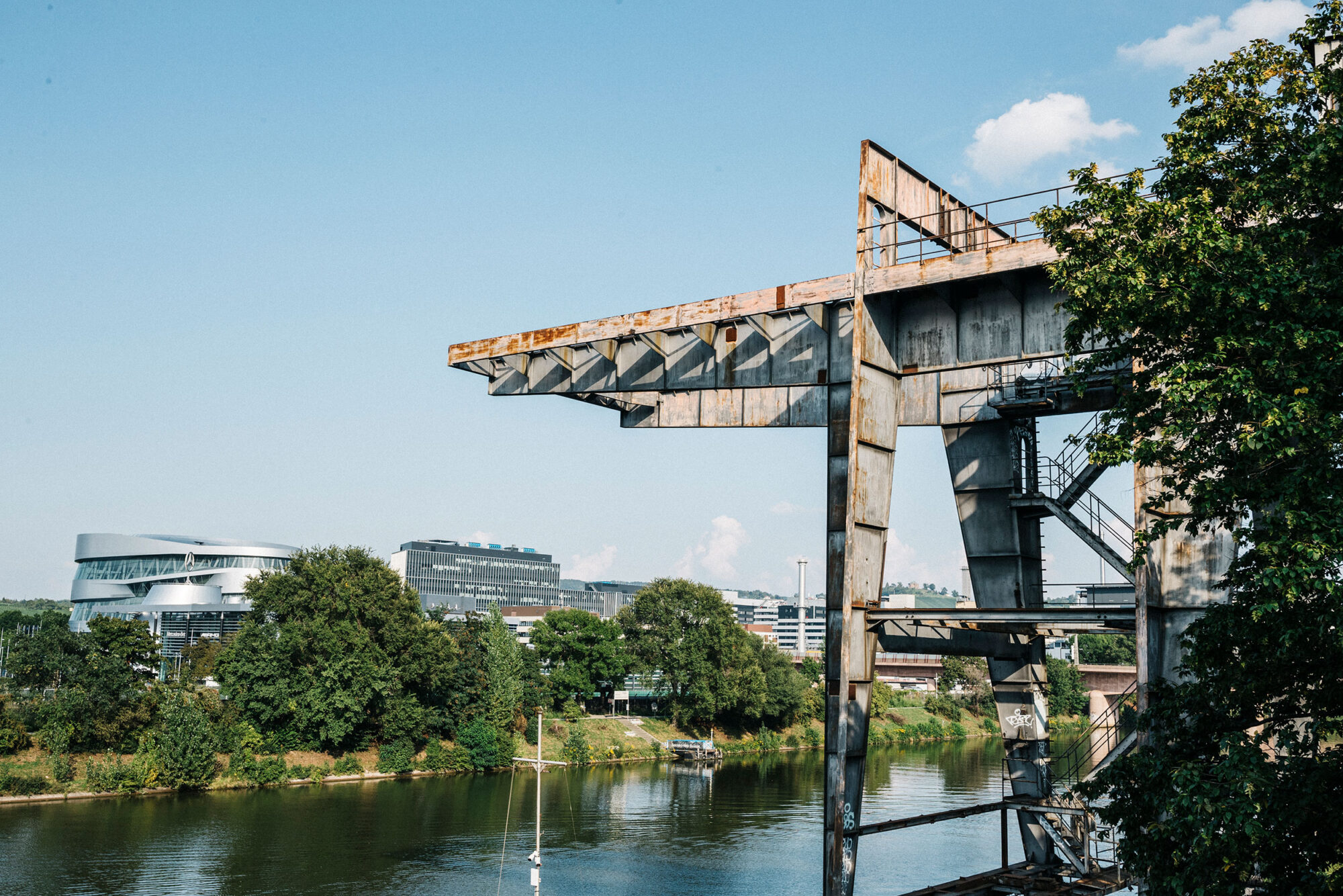 Fridas Pier am Neckar in Stuttgart mit direktem Blick auf das Mercedes‑Benz Museum, ideale Lage für exklusive Events.