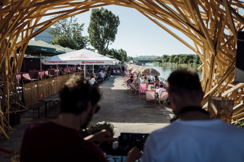 Ansicht des Piers von Fridas Pier in Stuttgart, einer modernen Eventlocation für Firmenfeiern und Corporate Events.