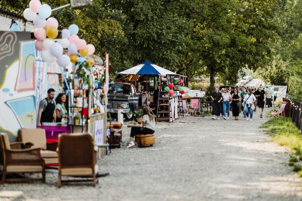 Pier von Fridas Pier in Stuttgart während einer Messe oder eines Corporate Events mit Ausstellungs‑ und Eventflächen.