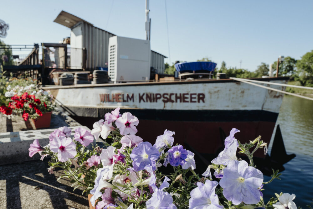 Außenansicht des Eventschiffs Fridas Pier am Neckar in Stuttgart, verwendet für den Kontaktbereich.