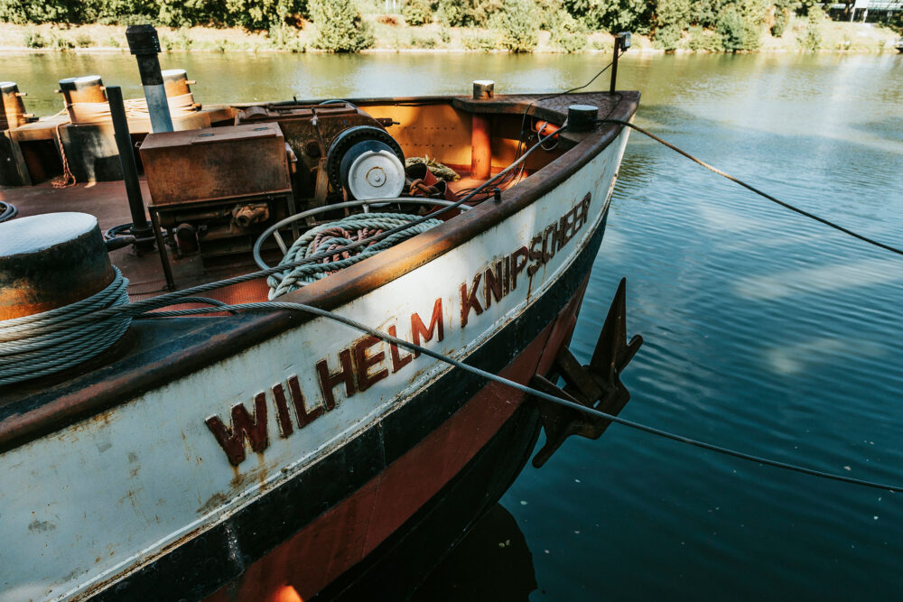 Event‑ und Clubschiff Fridas Pier auf dem Neckar, ehemals der Frachtkahn Wilhelm Knipscheer, heute Kulturort im Stuttgarter Osten.