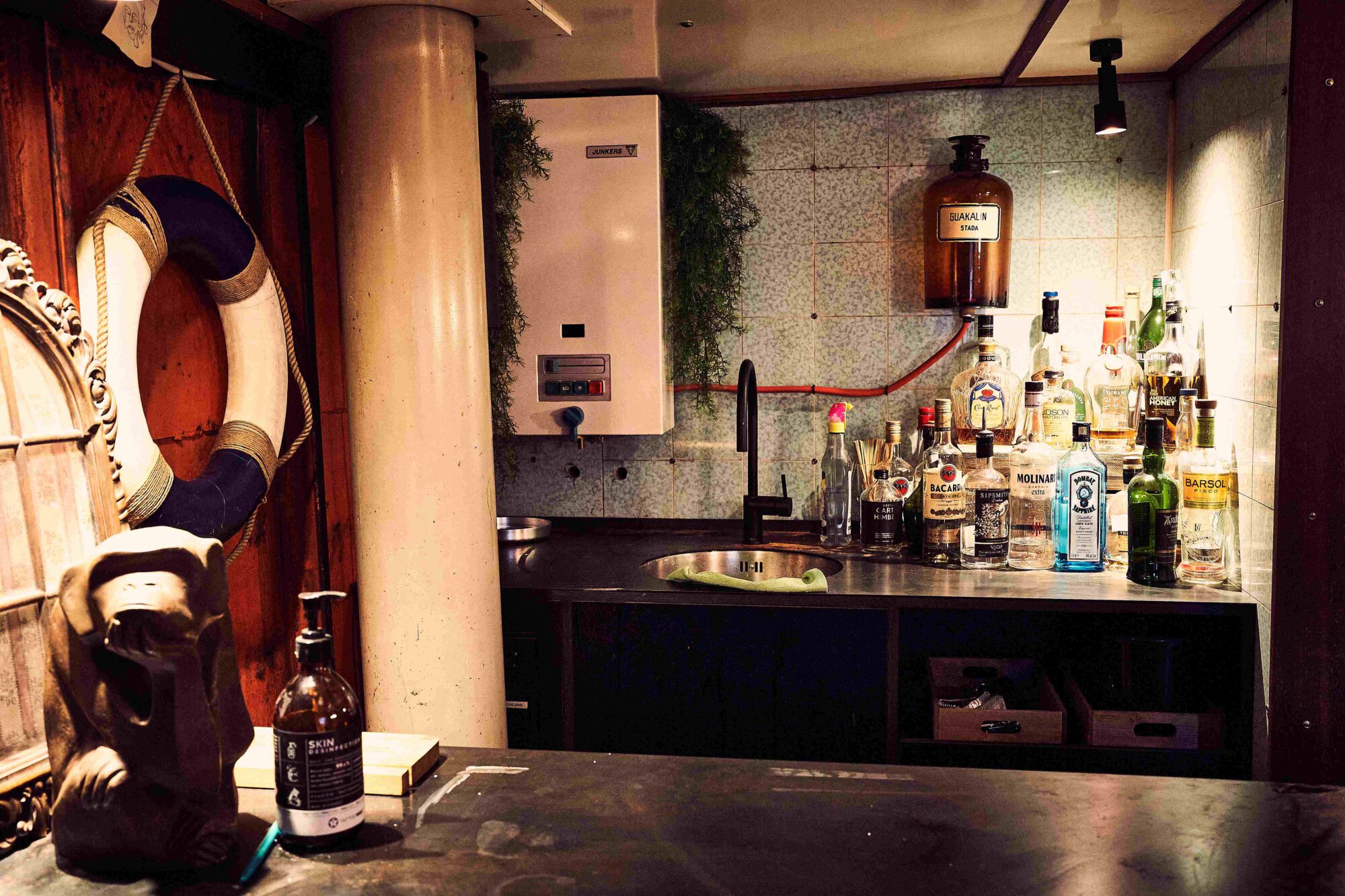 Bar‑Setup mit Getränken und Equipment, symbolisch für die Stelle als Servicekraft Bar bei Fridas Pier.