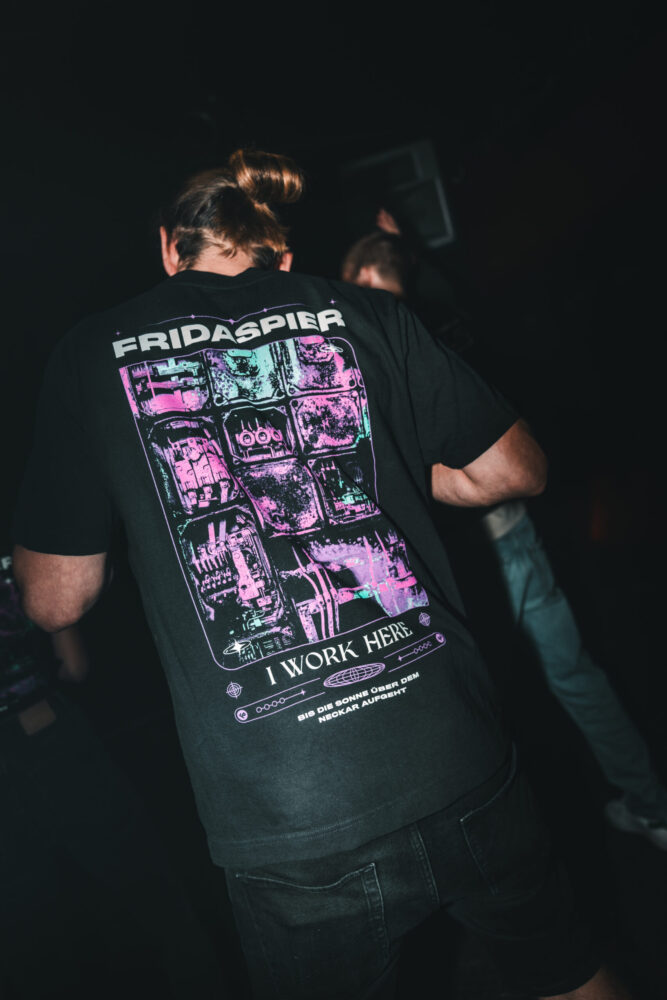 Mitarbeiterin auf Fridas Pier während der Arbeit, Symbol für Jobs und Crew‑Spirit an der Eventlocation.