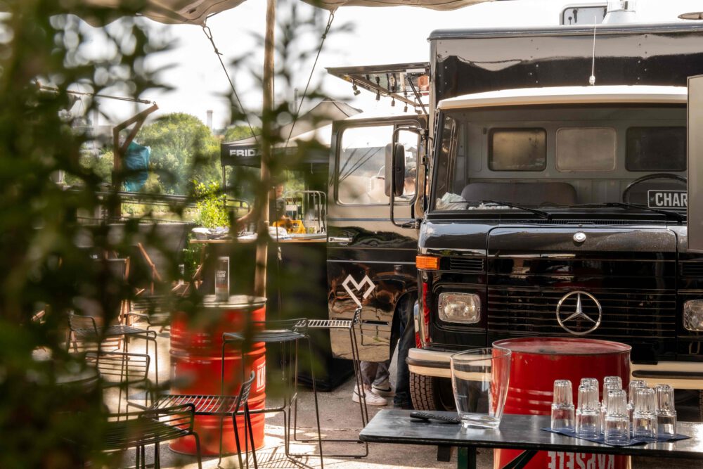 Mobiles Eventsetup von Landgang by Fridas Pier mit Bar‑Elementen, Food‑Konzepten und Equipment für Corporate Events.