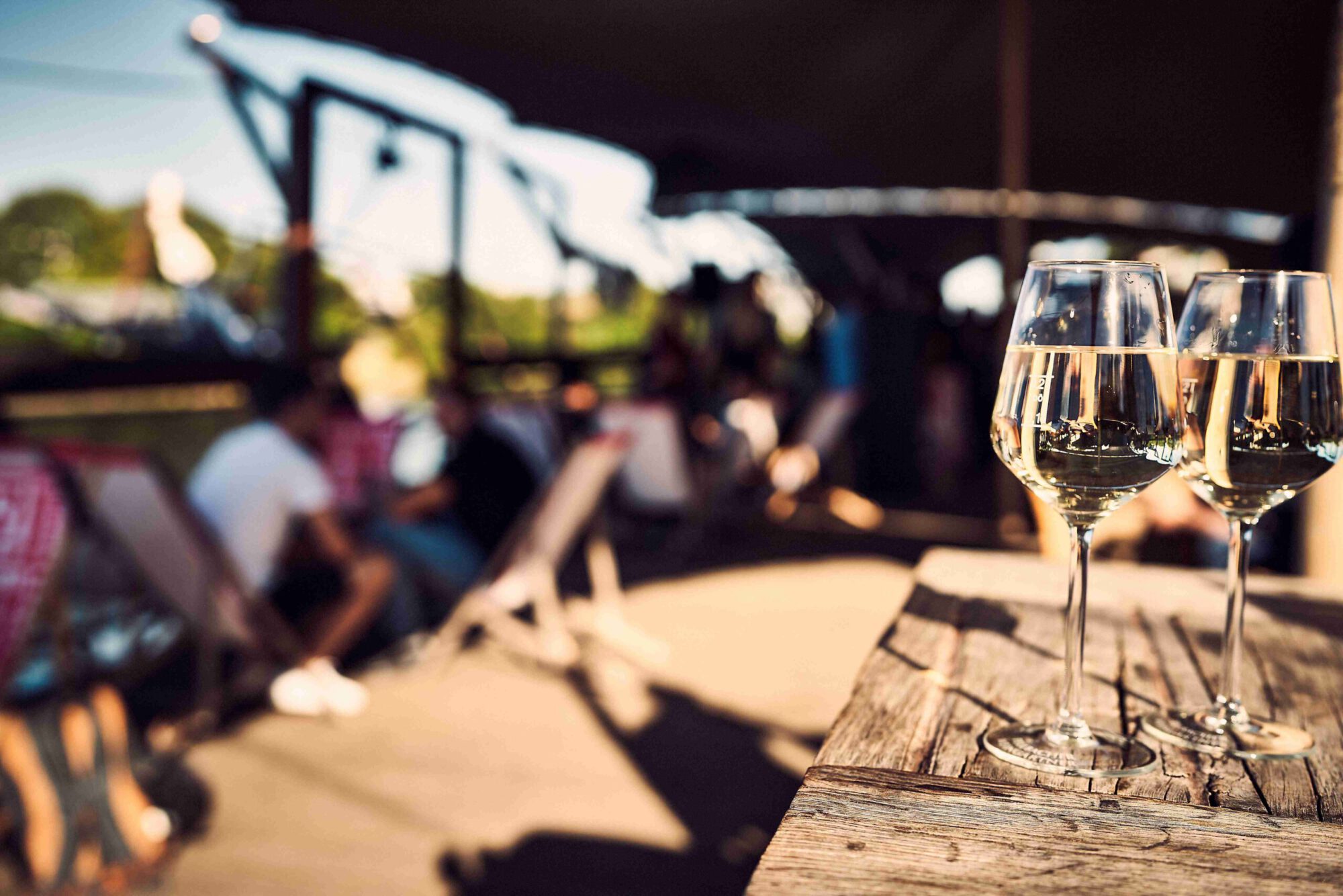 Gäste sitzen auf dem Oberdeck von Fridas Pier in entspannter Open‑Air‑Atmosphäre während eines Corporate Events.