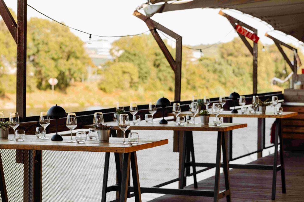 Outdoor‑Eventsetting auf dem Oberdeck von Fridas Pier in Stuttgart mit gemütlicher Atmosphäre und Blick auf den Neckar.