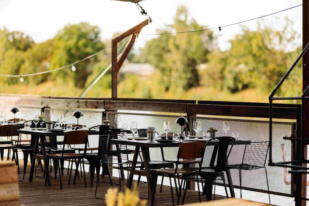 Verschiedene stimmungsvolle Event‑Settings auf dem Oberdeck von Fridas Pier in Stuttgart, geeignet für Sommer‑ und Winterveranstaltungen.