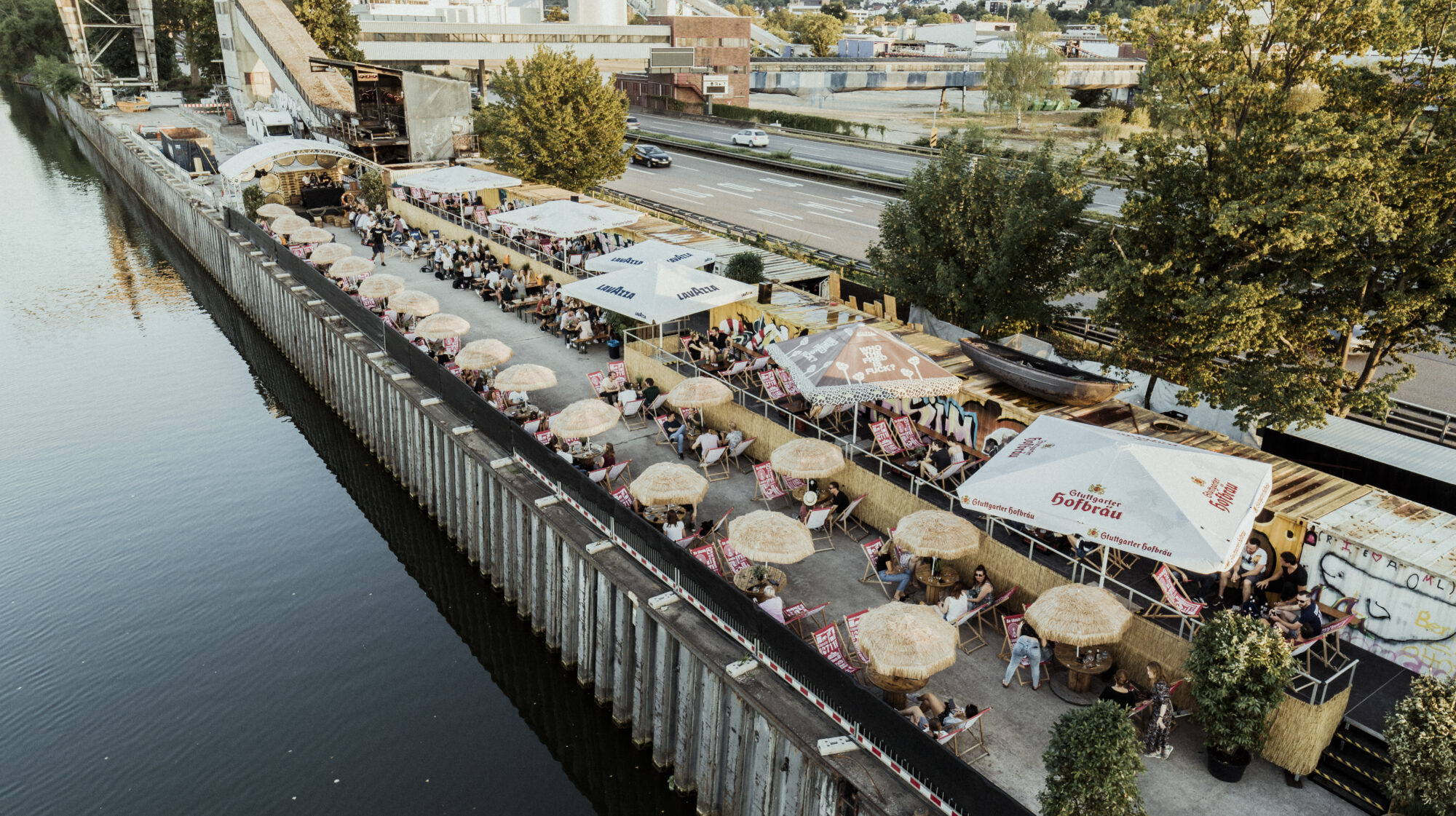 Open‑Air‑Bereich von Fridas Pier am Neckar in Stuttgart, ideal für Outdoor‑Corporate‑Events, Sommerfeste und Musikveranstaltungen.