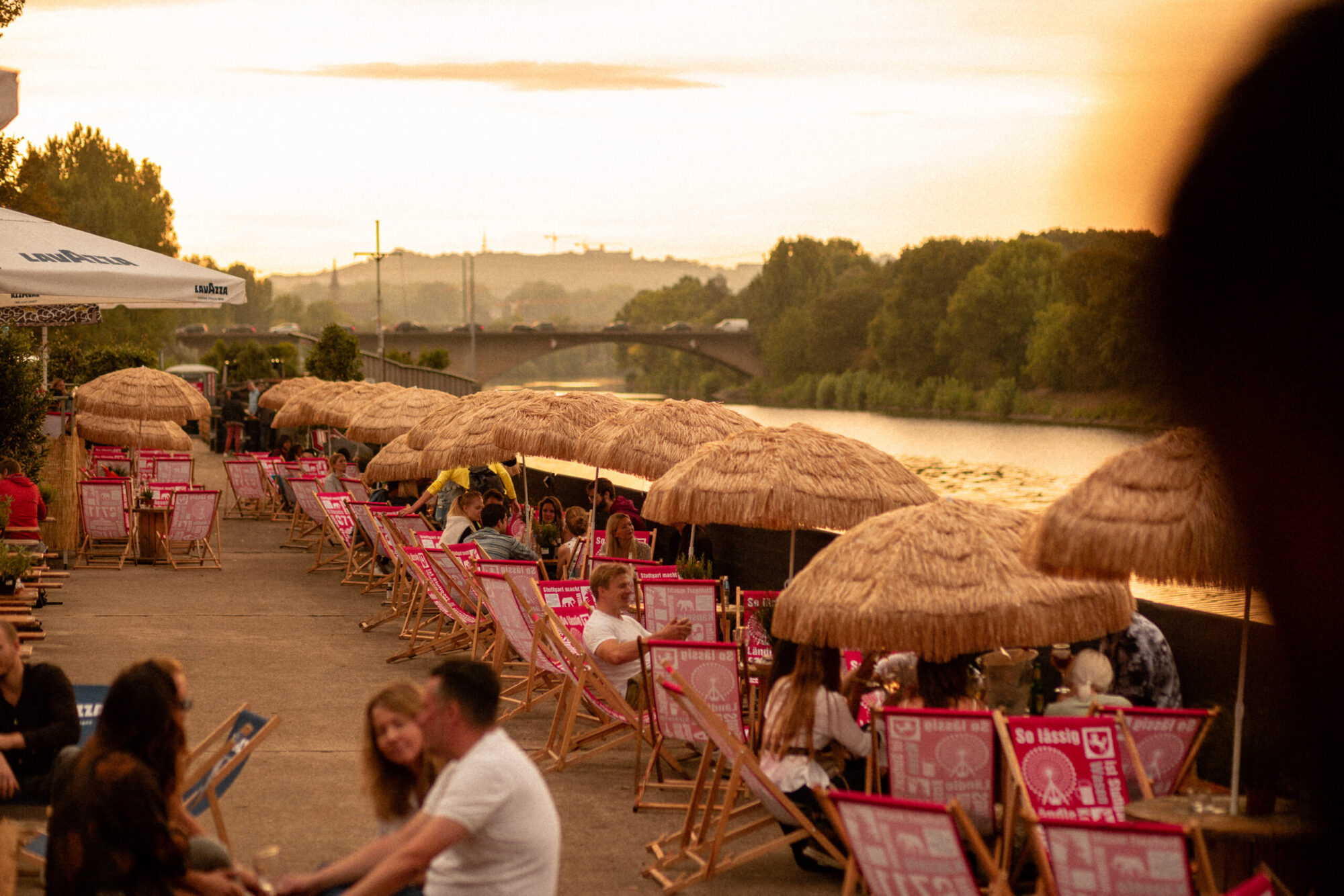Sommerlicher Piergarten von Fridas Pier mit Sitzbereichen direkt am Neckar, geöffnet von Mai bis September.