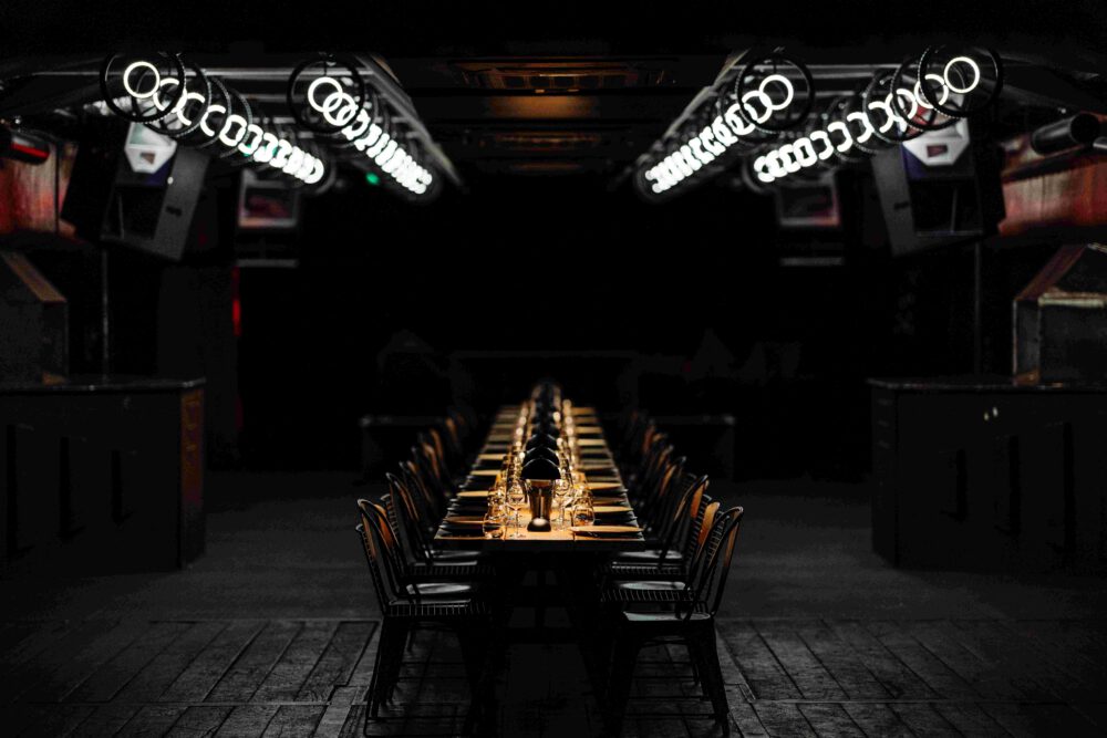 Elegantes Dinner‑Setup im Unterdeck des Eventschiffs Fridas Pier in Stuttgart, vorbereitet für ein exklusives Corporate Event.