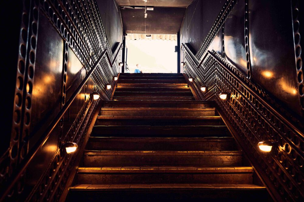 Blick ins Unterdeck von Fridas Pier, der modernen Stuttgarter Eventlocation für Firmenfeiern und Corporate Events.