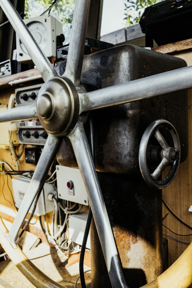 Fridas Pier als kultureller Raum am Neckar, der Künstlern, DJs und Musikliebhabern eine Plattform zur Entfaltung bietet.