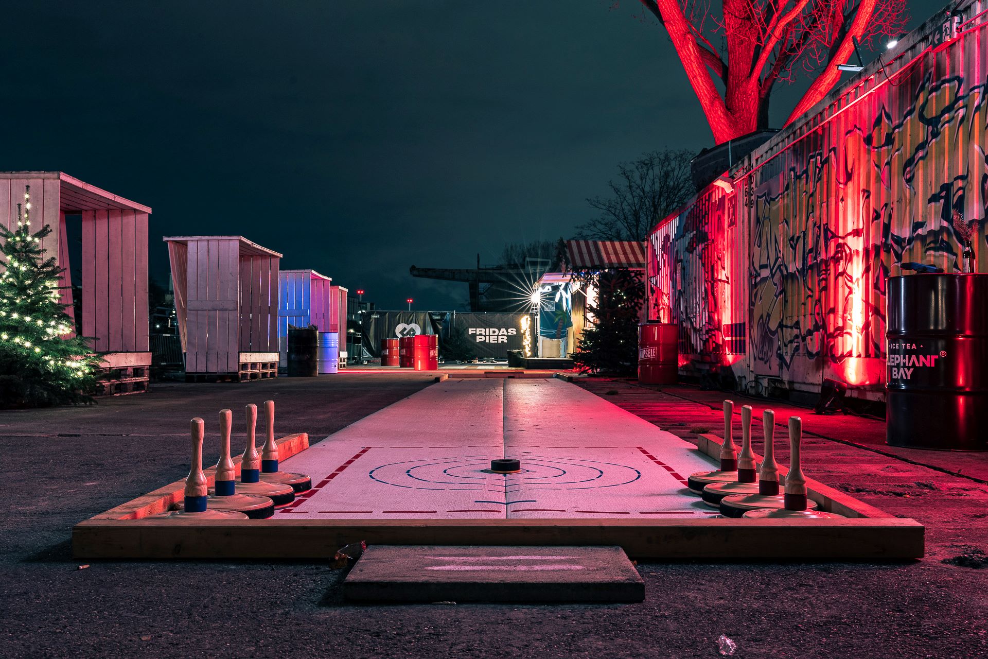 Curlingbahn im Winterhafen von Fridas Pier, ideal für Firmen‑Weihnachtsfeiern und winterliche Teamevents in Stuttgart.