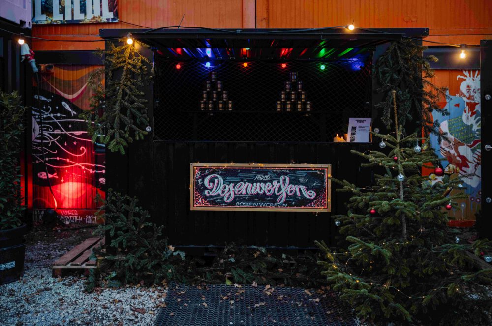 Dosenwerfen‑Spiel im Winterhafen von Fridas Pier mit winterlicher Deko, ideal für Firmen‑Weihnachtsfeiern und Teamevents.