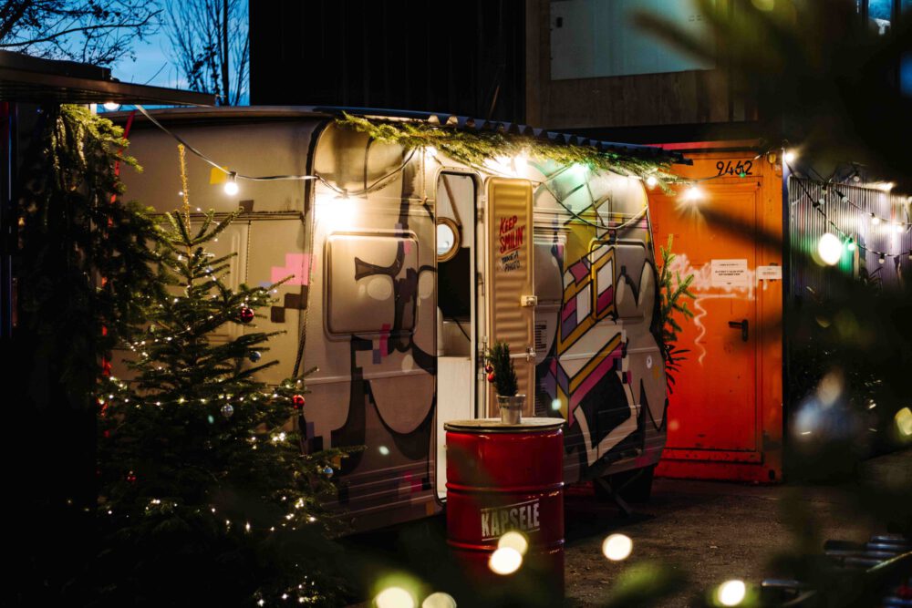 Vintage‑Wohnwagen mit Fotobox im Winterhafen von Fridas Pier, ideal für Firmen‑Weihnachtsfeiern und Winter‑Events.