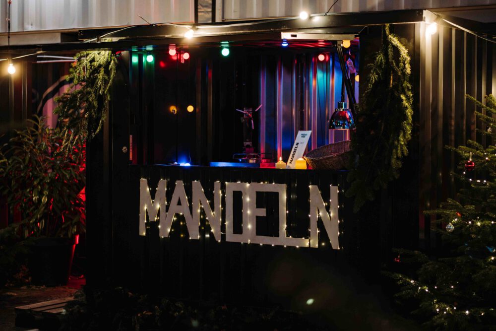 Mandelbude im Winterhafen von Fridas Pier mit winterlicher Dekoration, ideal für Firmen‑Weihnachtsfeiern und private Weihnachtsmärkte in Stuttgart.