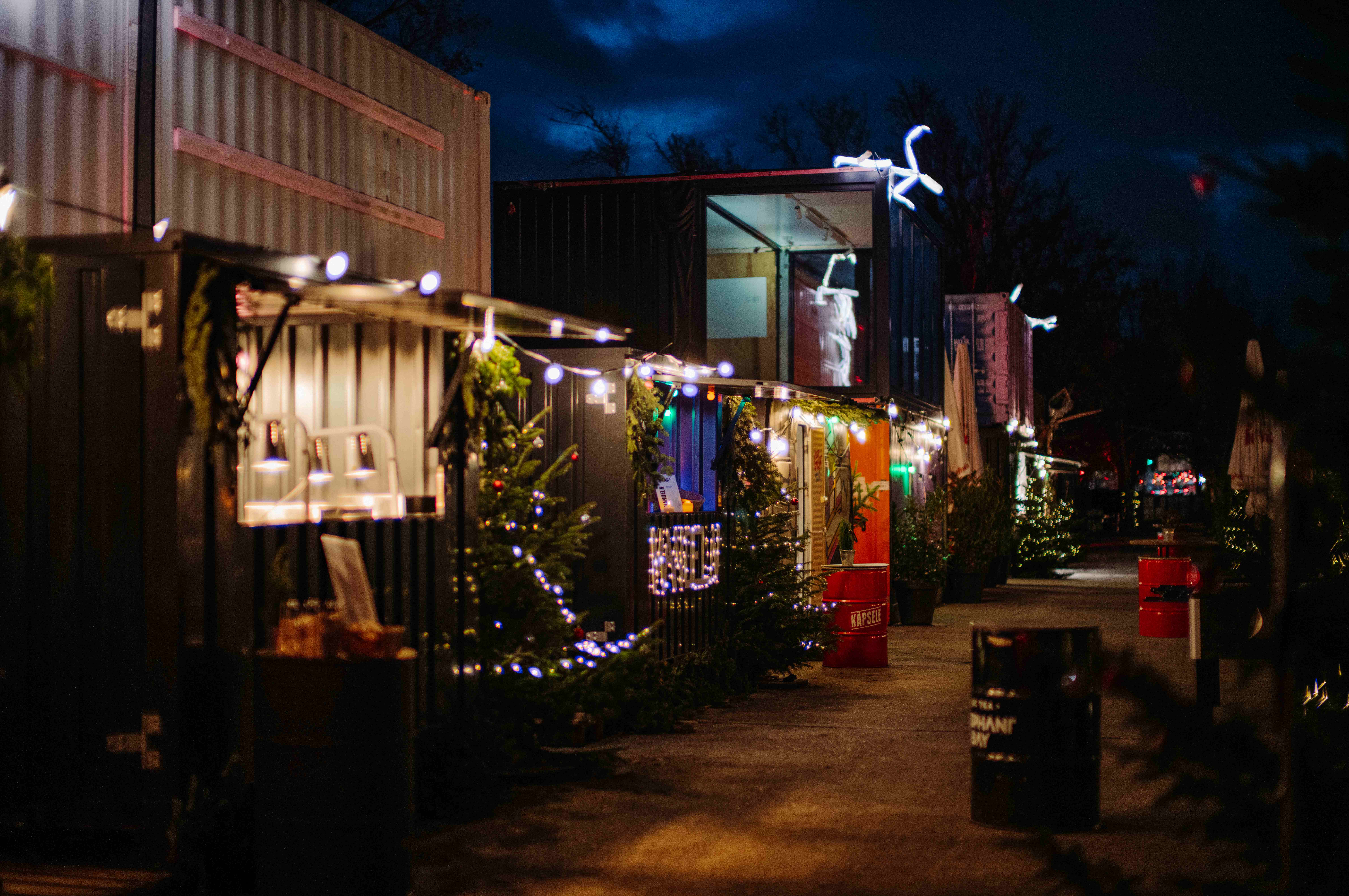 Winterhafen auf Fridas Pier mit stimmungsvoller Beleuchtung und winterlicher Atmosphäre am Neckar in Stuttgart.
