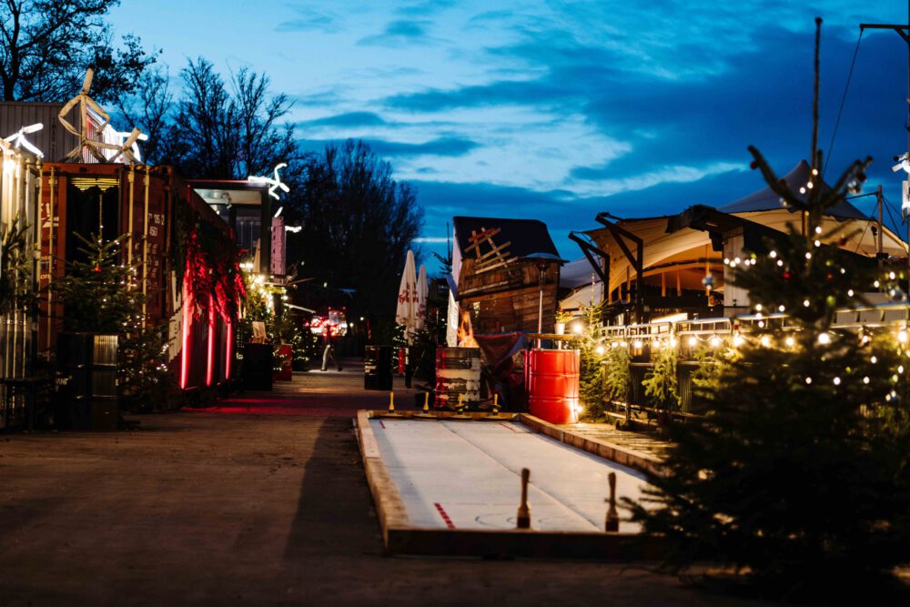 Winterhafen auf Fridas Pier mit winterlicher Beleuchtung und gemütlichen Bereichen, ideal für private Firmen‑Weihnachtsmärkte und Weihnachtsfeiern.