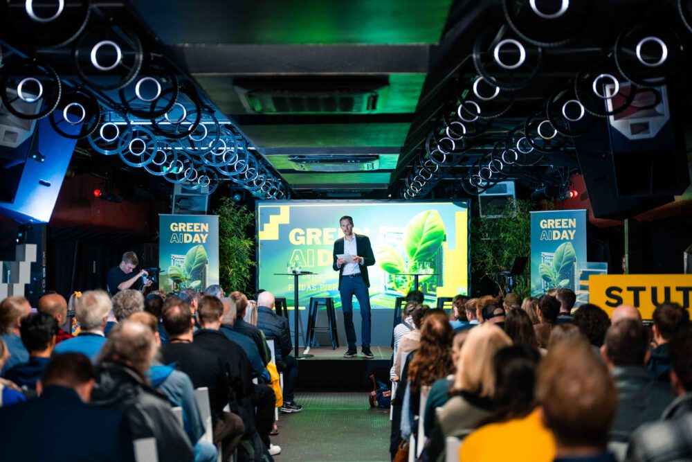 Seminarraum im Unterdeck von Fridas Pier in Stuttgart mit Bühne, Leinwand und Reihenbestuhlung im Industriecharme direkt am Neckar.
