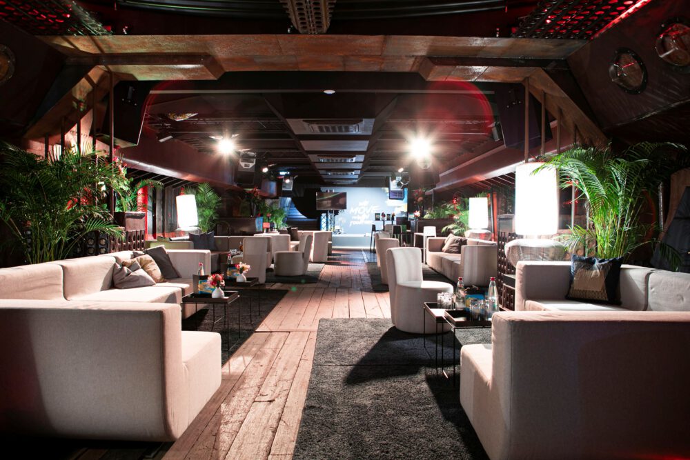 Unterdeck von Fridas Pier in Stuttgart als Tagungsraum mit Lounge-Mobiliar, Industriecharme und moderner Veranstaltungstechnik.