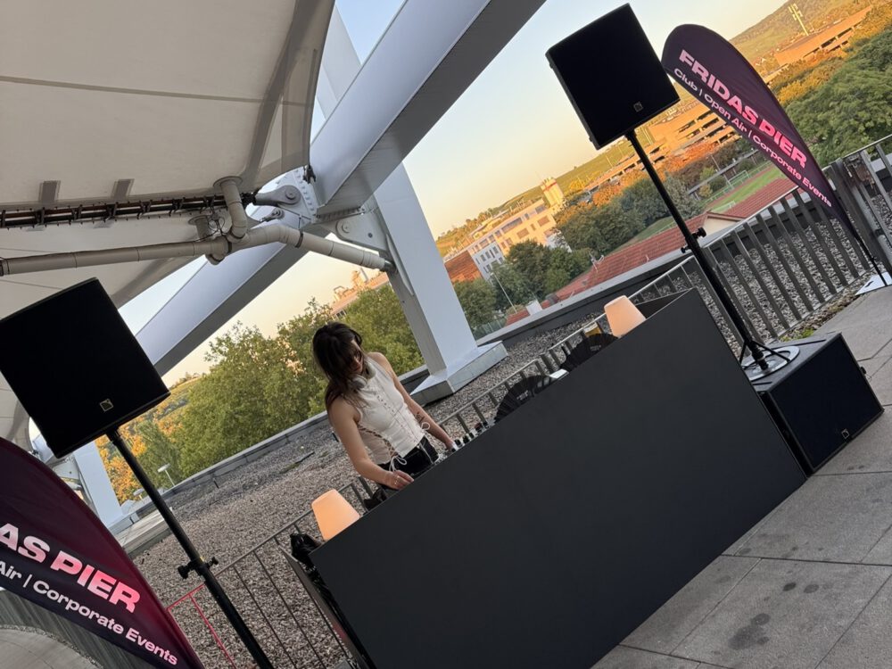 VIP‑Terrassen‑Event beim VfB Stuttgart mit DJ von Frida auf Landgang